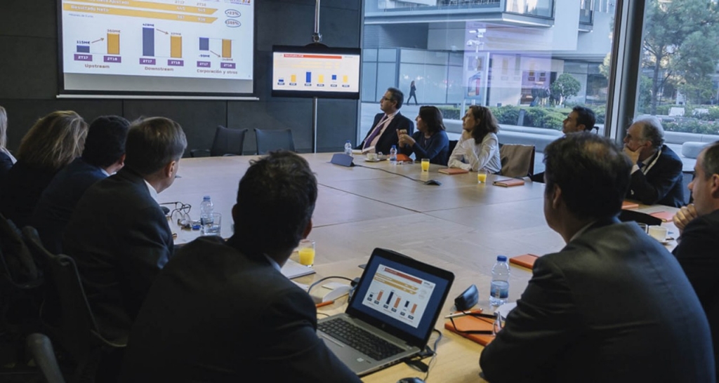Vista de una sala de reuniones donde se está produciendo una reunión