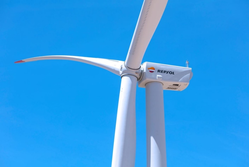 Un aerogenerador con el logo de Repsol