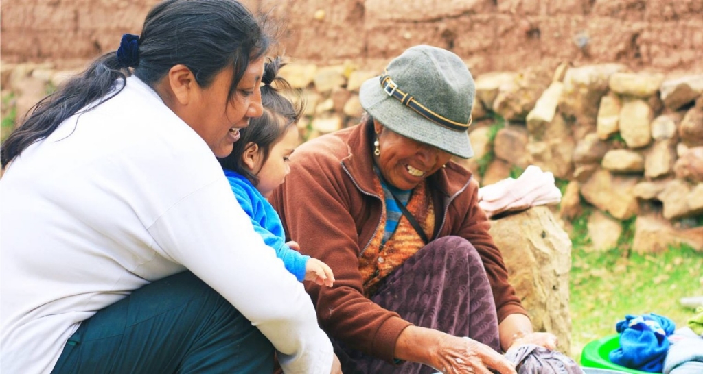Mujeres de una comunidad trabajando
